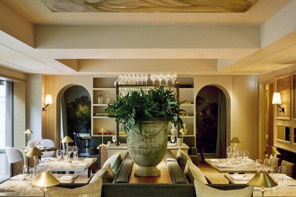 Serveert ontbijt, lunch en diner