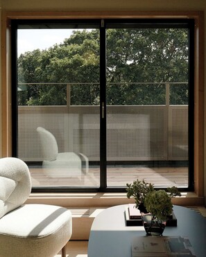 Suite | Woonruimte | Een 40-inch smart-tv met digitale zenders