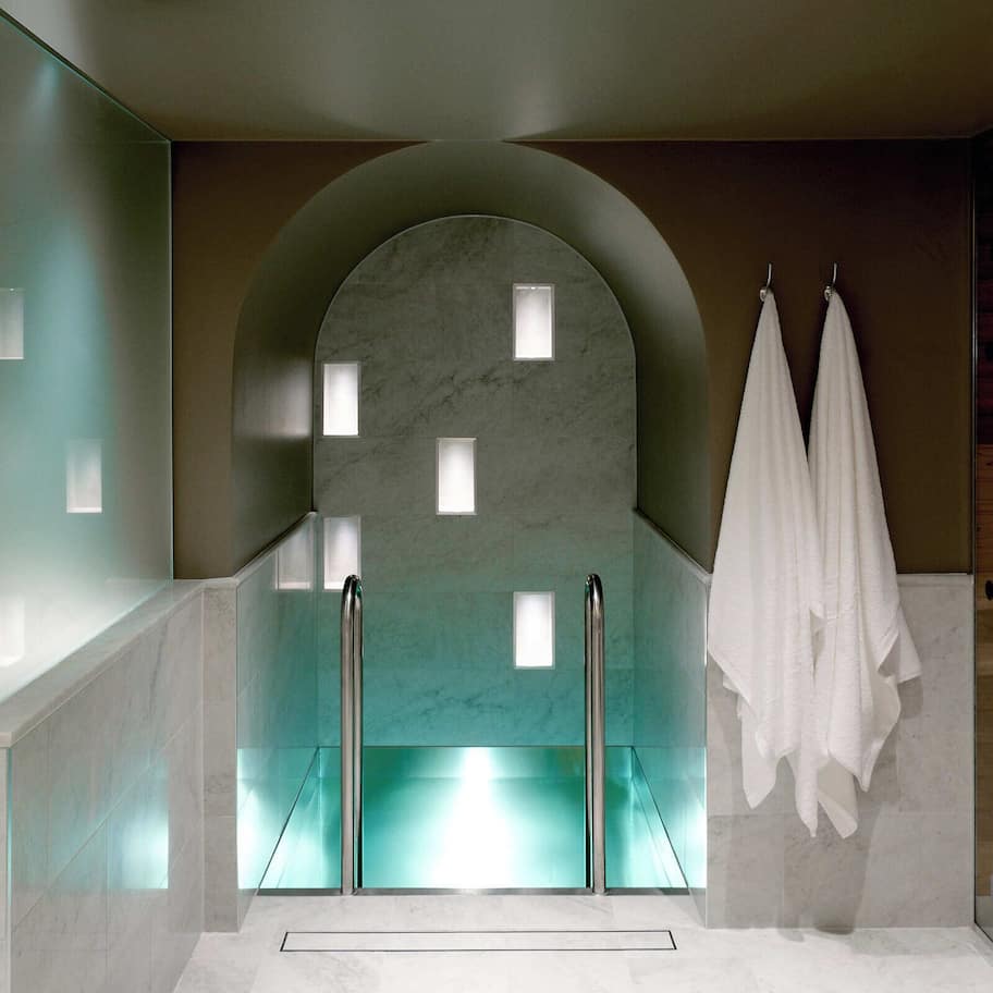 Couples treatment rooms, sauna, body treatments, facials, massages