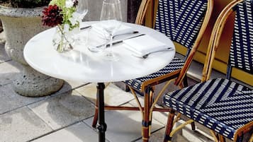 Breakfast, lunch and dinner served