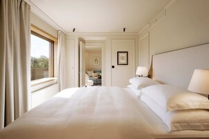 Corner Suite Park View | 防过敏的被褥、迷你吧、客房内保险箱、办公桌