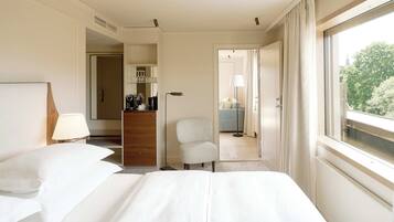 Hypo-allergenic bedding, minibar, in-room safe, desk