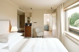 Ropa de cama hipoalergénica, minibar, caja fuerte y escritorio