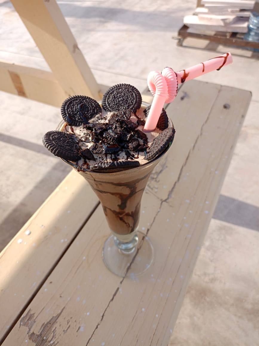 Un postre con chocolate y galletas sobre una mesa de madera.