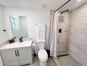 Bruser, hårtørrer, håndklæder, Toiletpapir