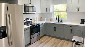 Een koelkast, een microgolfoven, een oven, een kookplaat