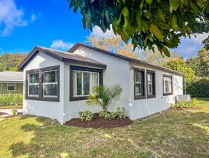 Exterior - New 3BR/2BA Private Home
 (Miami)