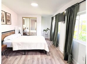 3 Schlafzimmer, Zimmersafe, Schreibtisch, Bügeleisen/Bügelbrett