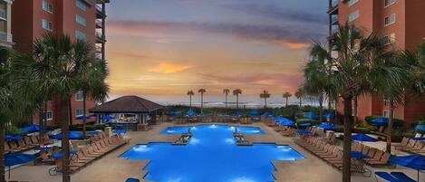 Alberca techada y alberca al aire libre