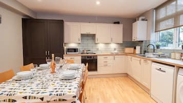 Dishwasher, electric kettle, toaster, cookware/dishes/utensils