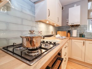 Dishwasher, electric kettle, toaster, cookware/dishes/utensils - 11 The Craighurst (Reydon)