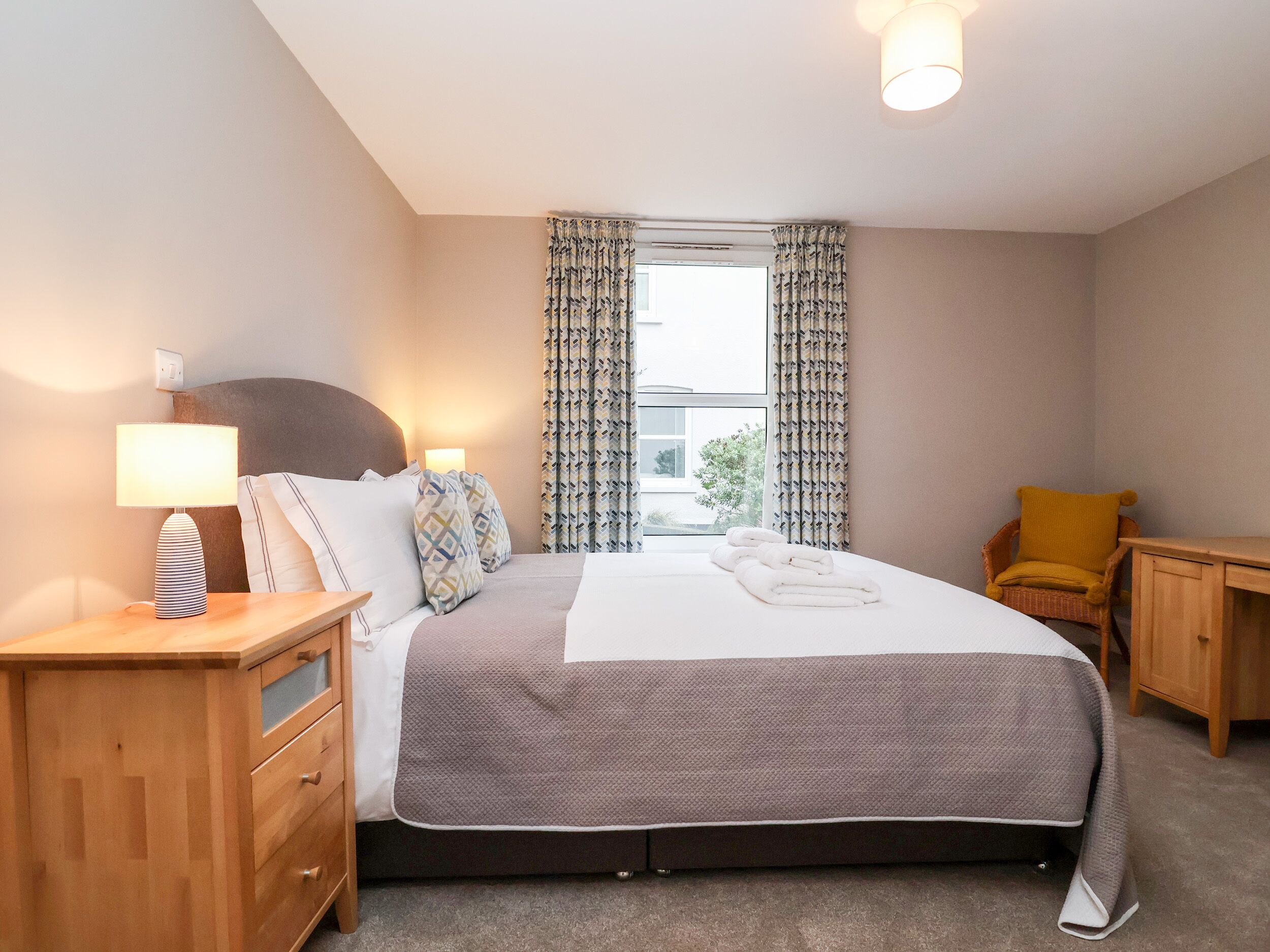 2 habitaciones, decoración personalizada y muebles diferentes 