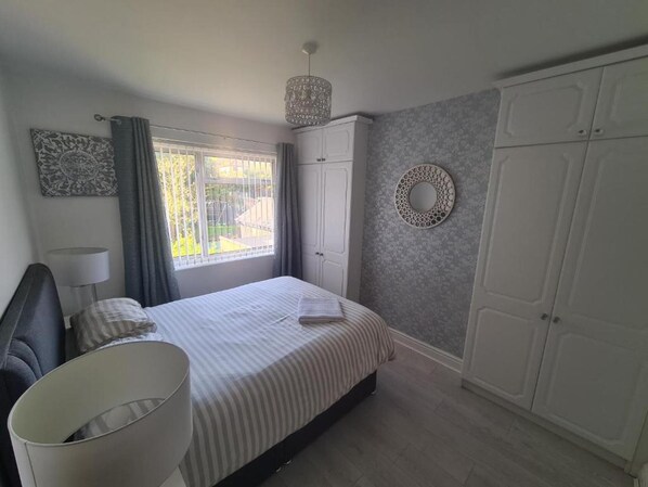 House | 4 bedrooms, free WiFi, bed sheets - Impeccable 4-bed House in Bilston (Bilston)