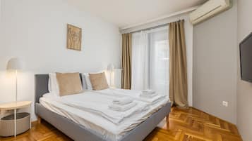 Luxury Apartment | 2 bedrooms, premium bedding, iron/ironing board, cots/infant beds