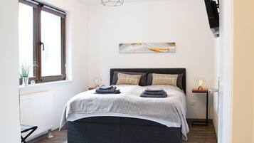 2 bedrooms, in-room safe, desk, iron/ironing board