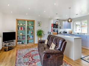 TV - 1 bedroom accommodation in West Quantoxhead (West Quantoxhead)