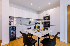 Apartment | Private kitchen | Fridge, microwave, oven, stovetop - Remarkable 2-bed Apartment in Birmingham (Birmingham)