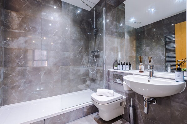 Appartement | Salle de bain | Ensemble baignoire-douche, baignoire profonde, séchoir à cheveux