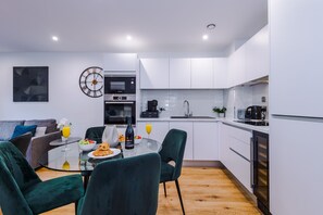Apartment | Private kitchen | Fridge, microwave, oven, stovetop - Charming 1-bed Apartment in Birmingham (Birmingham)
