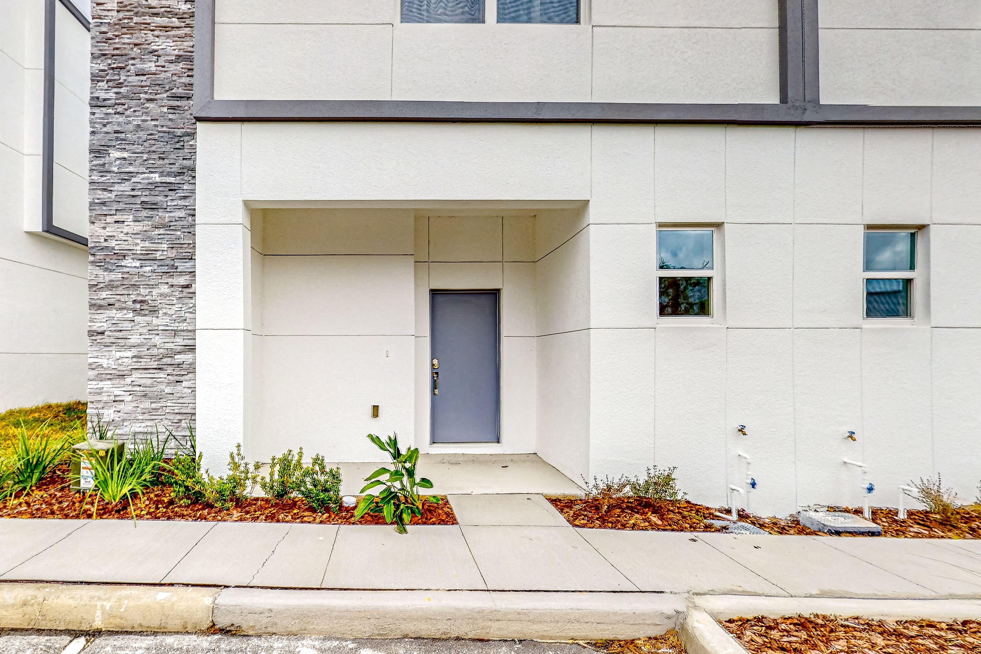 Snowbird-friendly townhouse with lanai, private pool, AC, & washer/dryer
