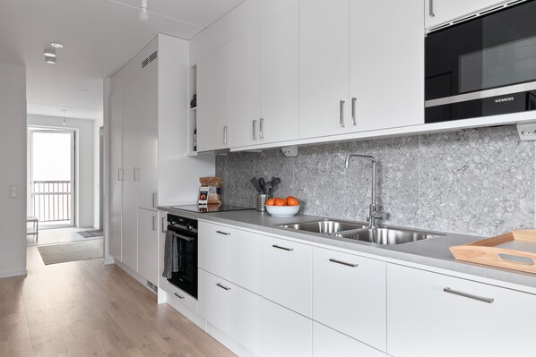 Een magnetron, een oven, een vaatwasser