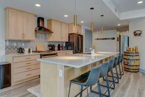 Een koelkast, een magnetron, een oven, een kookplaat