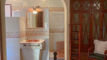 Casa familiar | Baño | Artículos de higiene personal gratuitos y secador de pelo