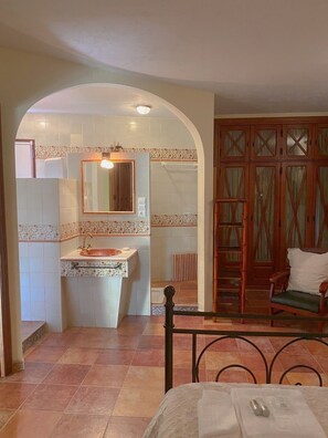 Family House | Bathroom | Free toiletries, hair dryer - Casa Lares (Casas de Don Pedro)