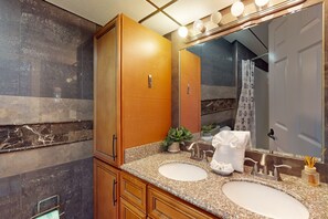 Secador de cabelo, toalhas de banho