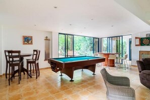 Games room - Private large rooms in green settings BeB option (Santo Domingo)