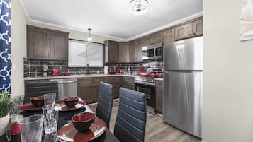 Microondas, horno, parrilla de estufa y lavavajillas