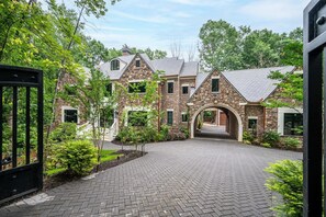 Exterior - Ekabo Home Adams Mansion ~10K Sqft ~ 6BD/7BA ~15min to Airport (Atlanta)