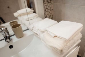 Haartrockner, Handtücher, Seife, Toilettenpapier