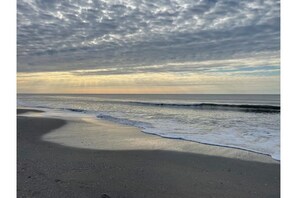 Tæt på stranden, liggestole, badehåndklæder