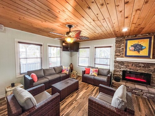 Coastal Comfort - A cute beach cottage!