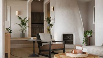 Een smart-tv, een open haard en een stereo