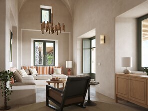 Een smart-tv, een open haard en een stereo