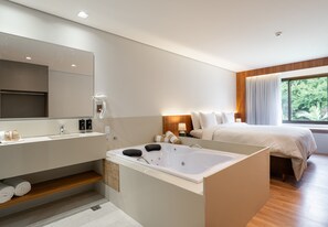 Luxury Room | 1 bedroom, desk, free WiFi