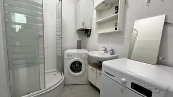 Pancuran mandi, pengering rambut, tuala disediakan, tisu tandas