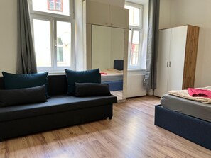 Economy Triple Room | Desk, free WiFi - Welcoming 4BR shared Apt.-best location (Vienna)