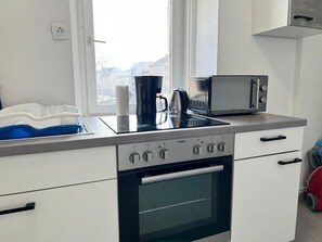 Grand réfrigérateur, micro-ondes, four, plaque de cuisson