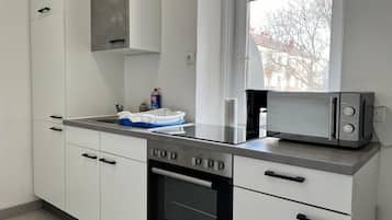 Frigorífico grande, microondas, horno y placa de cocina