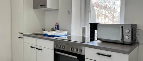 Refrigerador con congelador, microondas, horno y parrilla de estufa