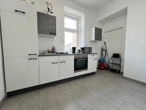 Full-size fridge, microwave, oven, stovetop - Welcoming 4BR shared Apt.-best location (Vienna)