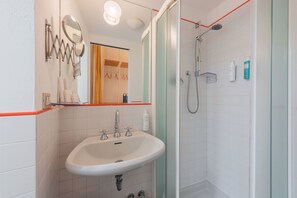 Dusche, Haartrockner, Bidet, Handtücher
