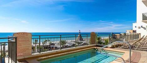 Una piscina al aire libre, una piscina climatizada