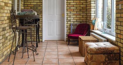 Lovely bright bungalow with amazing views across the open countryside.