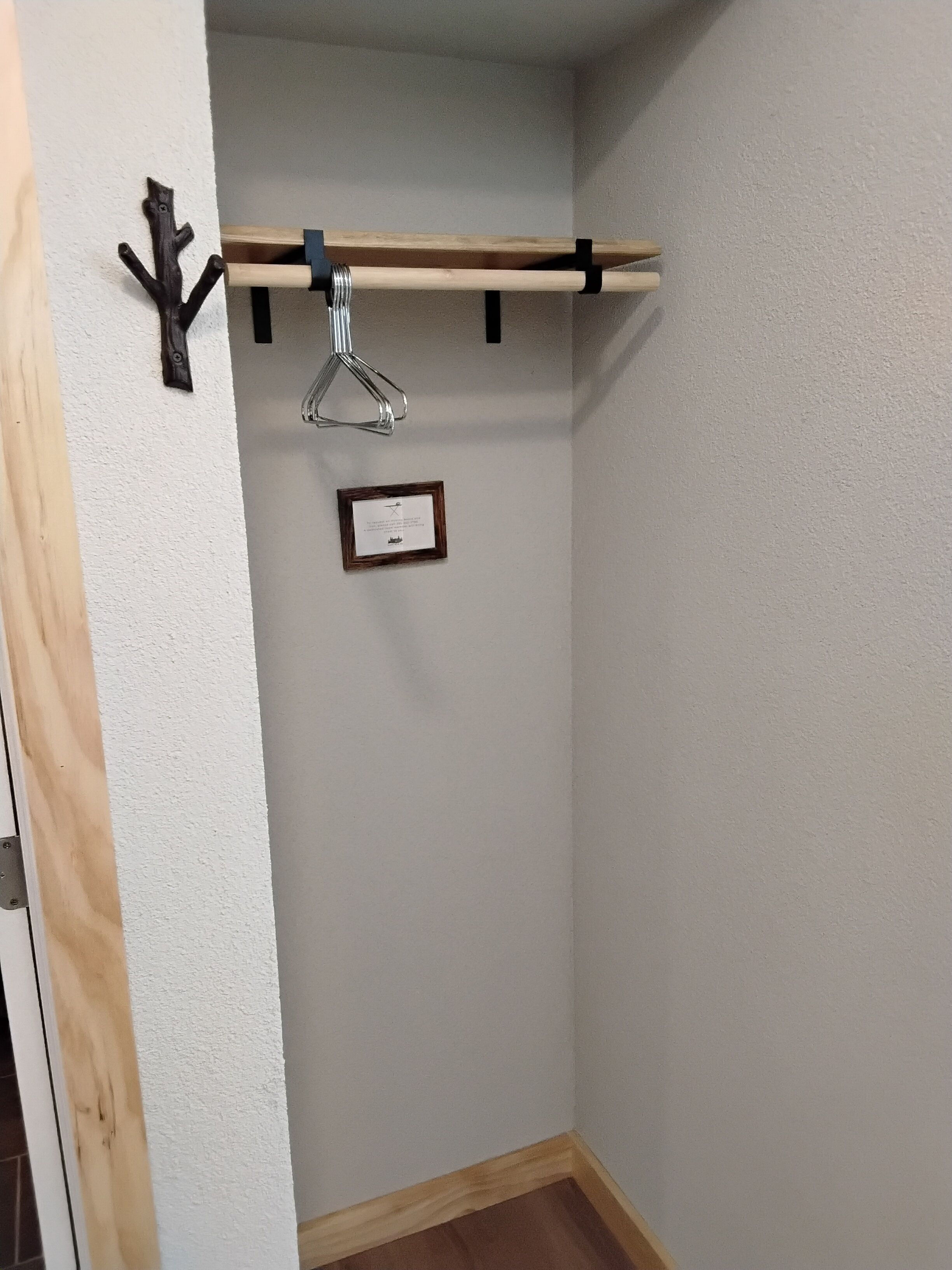 Elite-Zimmer | Hochwertige Bettwaren, Betten mit Memory-Foam-Matratzen, Schreibtisch