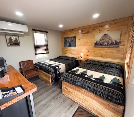 Premium Room | Premium bedding, memory foam beds, desk, iron/ironing board. Sleepy Bear Inn