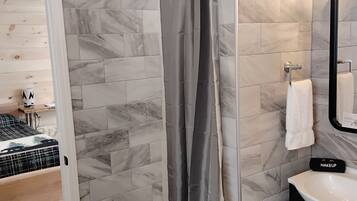 Ducha, secador de pelo, toallas, jabón